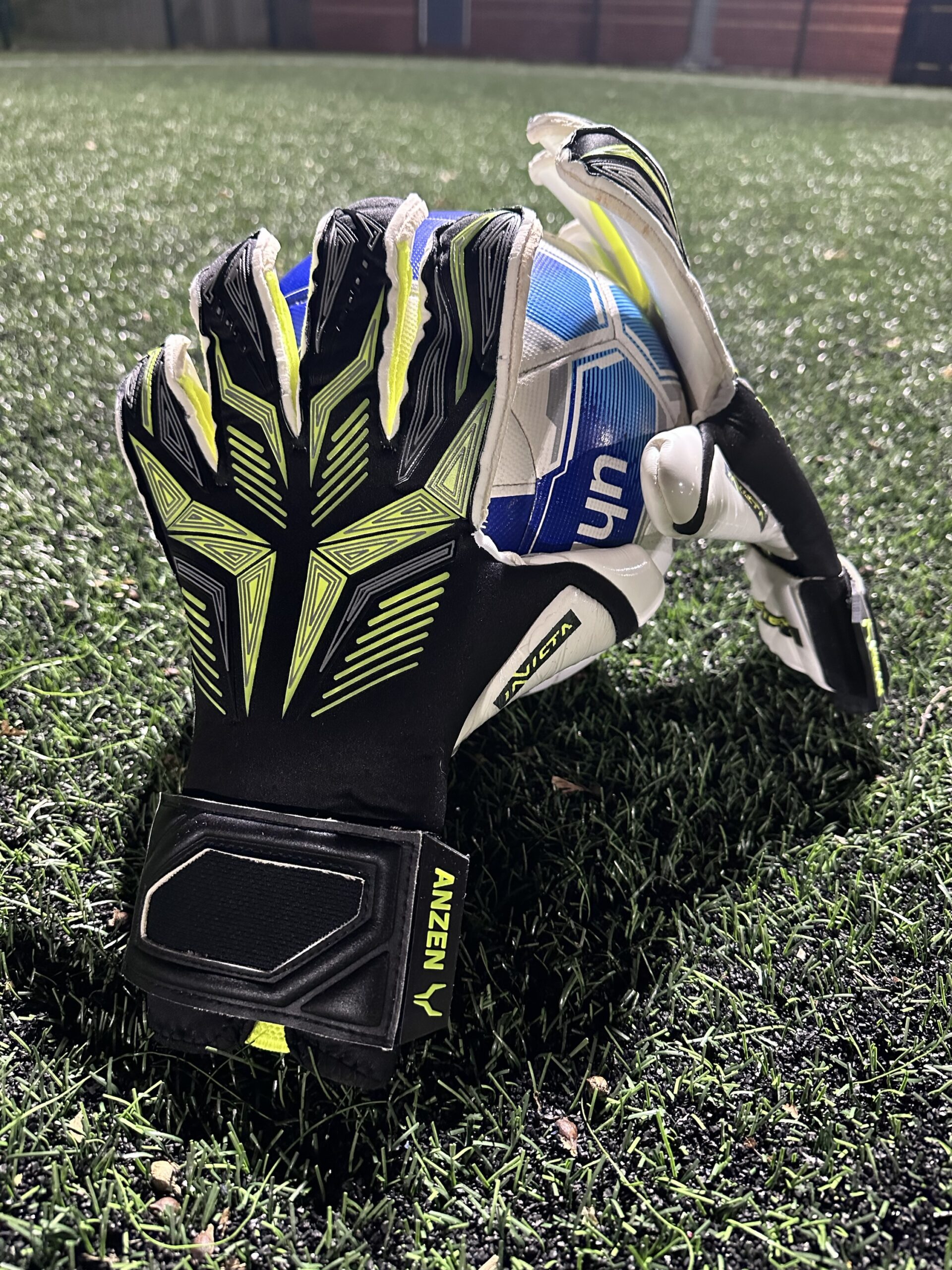 Invicta -Neon Recon